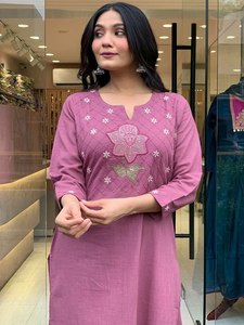 Nuevo Kurti con un Hermoso Diseño de Cuello, Estampado Floral Elegante, Inspirado en las Artesanías Regionales, Sari de 3 Piezas + Blusa para Fiestas - Product Image 3