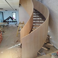 Rampe d'escalier moderne en bois massif et verre courbé avec garde-corps et marches pour usage intérieur