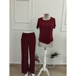Ensemble deux pièces pour femme, chemisier court à manches courtes, col bateau, détail asymétrique sur le devant, couleur sable, et pantalon, 36847 - Bourgogne - Product Image 4