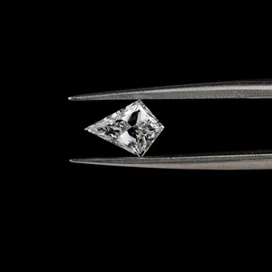 Anillo de tres piedras CVD de corte antiguo de oro blanco de 14 quilates con anillo de compromiso certificado IGI de par suelto cultivado en laboratorio brillante redondo - Product Image 3