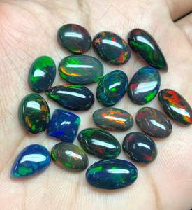 พลอยโอปอลไฟสีดำเอธิโอเปียคุณภาพเยี่ยมจากซูเบดา เจมส์ รูปทรงผสม โอปอลหลวมแบบคาโบชอง ขนาดอิสระ โอปอลเวโลสีดำสำหรับทำเครื่องประดับ - Product Image 3