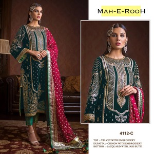 Precioso traje Salwar Kameez de terciopelo de colección de invierno con bordado pesado y trabajo de lentejuelas de 3mm perfecto para ocasiones festivas - Product Image 3