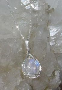 2024สินค้ามาใหม่สร้อยคอแบบใสแนวสตรีทบอยสร้อยแบบไม่สิ้นสุดสไตล์ฮิปฮอปพังค์สำหรับผู้ชายเครื่องประดับที่ทำจากเรซิ่น - Product Image 3