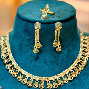 Conjunto de Collar Gargantilla con Diseño de Hoja Chapada en Oro con Aretes y Anillo a Juego |   Modelo de Imitación Tradicional India 23129 - Product Image 1