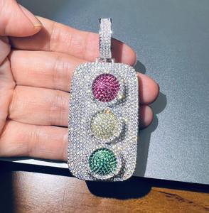 Collier pendentif hip-hop en moissanite VVS de style antique, serti de pierres, avec argent 925 plaqué or, design de feu de circulation, à bas prix - Product Image 4