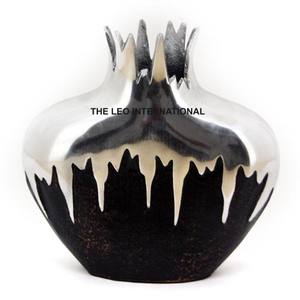 Aluminium Métal Forme unique Shinny Polish Coastal Iron Flower Vase Fancy Style Luxury Handmade Home Accent Hot Selling - Product Image 1