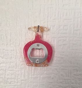 Abrebotellas de resina artístico único con superficie brillante, perfecto para diseños interiores contemporáneos y elementos esenciales de barra funcionales - Product Image 1