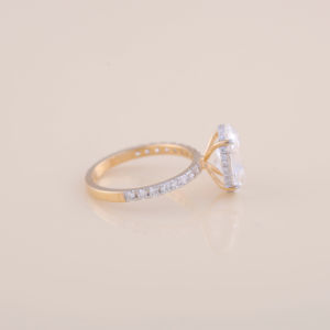 Anillo de compromiso con diamante ovalado cultivado en laboratorio de 3 quilates y pavé redondo de 0.506 quilates en oro amarillo, blanco y rosa de 18 quilates - Product Image 5