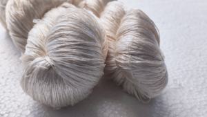 Fil de soie Duke Premium 100% soie de mûrier filée, poids worsted, doux, lustré, pour tricot, crochet, tissage, chenille, décoloré, pelote de 100g - Product Image 5