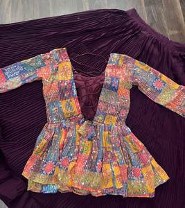 Lehenga Choli de Diseñador Listo para Usar con Pliegues Arrugados, Bordado Intenso y Lentejuelas, Blusa con Efecto Floral, Hecho de Seda - Product Image 5