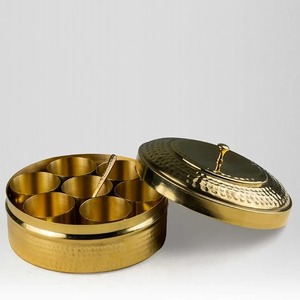 Caja de especias Masala Dani de latón puro martillado, 7 contenedores, 1 cuchara, 1,2 kg, beneficios para la salud, botellas y tarros de almacenamiento para uso en la cocina - Product Image 1