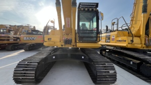 Excavatrice sur chenilles Komatsu PC220-8M0 d'occasion de 22 tonnes en stock à vendre - Product Image 3