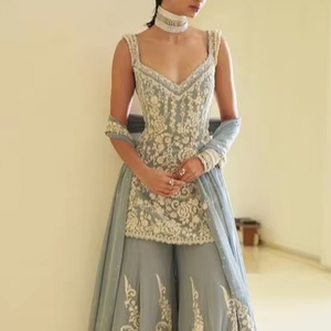 NEW-DAZLING-DESIGNER KURTA AVEC DEEP NECK & GARARA Robe avec perles et perles de verre en cristal EMBELLISHED Work FOR PARTY-WEAR = 2024 - Product Image 1