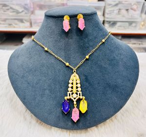 Ensemble de collier élégant en pierre doublet avec boucles d'oreilles assorties Bijoux de déclaration pour les occasions spéciales ou les cadeaux Ensemble minimal de luxe - Product Image 2