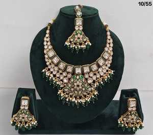 Conjunto de collar y aretes chapados en oro de calidad superior con joyería de diseñador de forma cuadrada con tachuelas Kundan para mujer, perfecto para regalar - Product Image 6