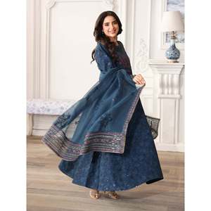 Ensemble 3 pièces Mohagani pour femme : chemise, dupatta et pantalon imprimés et brodés avec broderie en organza - BIC-004 - Product Image 3