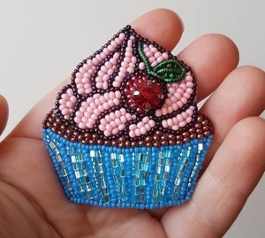 Breloques de sac à main tendance en perles de rocaille brodées avec logo personnalisé et pompon - Product Image 4