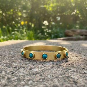 กำไลข้อมือแบบเปิดสีทองด้านประดับด้วยหินเทอร์ควอยซ์  เครื่องประดับที่มีสไตล์และโดดเด่นสำหรับทุกโอกาส - Product Image 2