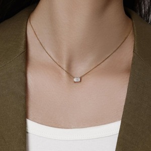 Collar Moderno East West Emerald con Diamante Cultivado en Laboratorio de 1.00 Ct D-F VVS1-VS2 en Oro Amarillo de 14K y 18K para Ocasiones Festivas - Product Image 3