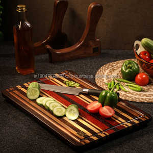 Planche à découper et à servir en bois d'acacia massif KALATRI avec poignée - Product Image 1