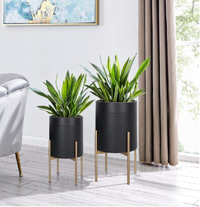 Jardinières élégantes en métal bleu avec des bords dorés et des supports géométriques parfaits pour les dessus de table, disponibles à des prix de gros. - Product Image 3