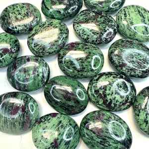 Piedra de Palma ovalada de zoisita de rubí verde pulido de alta calidad, cristal Natural, piedra semipreciosa artesanal, estilo de amor curativo de Chakra - Product Image 4