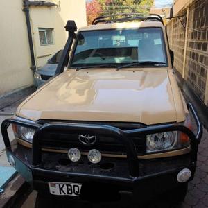 Velocidad máxima No Accidente Toyota Land Cruiser 79 Camioneta de cabina doble V8 4.5L 4WD Transmisión manual Bastante usado En stock para la venta - Product Image 5