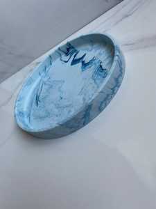 Plat fourre-tout rond en résine Plateau époxy personnalisé Plateau de service alimentaire durable de style ange au design tourbillon - Product Image 2