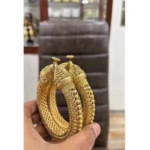 Bracelets Patla ouvrables en or brillant pour femmes, design traditionnel, style classique pour les mariages et les occasions festives - Product Image 1