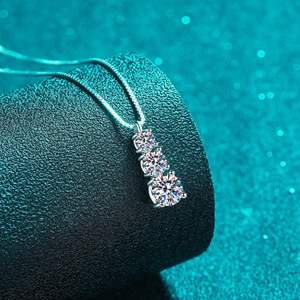 Collar de moda para mujer Diamante deslumbrante en una cadena de plata esterlina Oro blanco y Chapado en rodio, regalos de cumpleaños para mujer - Product Image 1