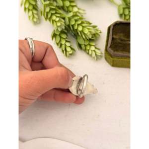 Anillo Ajustable Johnny Dixon con Elegante Dalia Rosa y Engaste de Plata de Ley, Regalo Ideal - Product Image 5