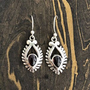 ต่างหูทรงหยดน้ำประดับโกเมน (4.5 กรัม) รูปทรงปีกพร้อมฝังแบบ Bezel Setting - Product Image 1