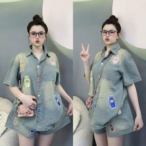 Ensemble décontracté deux pièces avec chemise à col et short-Parfait pour les sorties de jour et les aventures estivales - Product Image 1