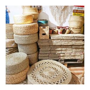 Coussin en jacinthe naturelle tissée à la main-Idéal pour les coins de lecture confortables, les espaces de salon et la décoration de vie consciente - Product Image 1