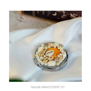 Encanto costero: Espejo de mano de concha marina tallado a mano, un tocador esencial único hecho en Vietnam. - Product Image 1