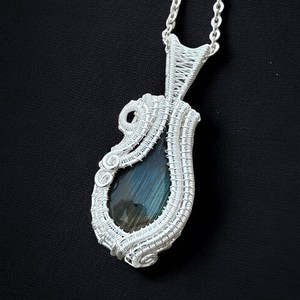 สร้อยคอจี้แลบราโดไรต์ทำมือช่างเครื่องประดับทางจิตวิญญาณลวดเงินชุบทองของขวัญสำหรับเธอ - Product Image 3