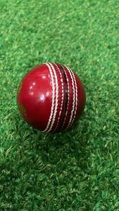 Ensemble de quatre balles de cricket en cuir rouge sur mesure avec logo personnalisé, balle de cricket dure - Product Image 4