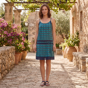 Robe d'été décontractée en tissu respirant à imprimé géométrique turquoise, bretelles spaghetti, longueur genou, coupe droite, sans manches, style doux et naturel - Product Image 1