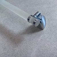 Porte-serviettes en verre trempé blanc givré avec support mural en acier inoxydable brossé Accessoire de salle de bain minimaliste et durable