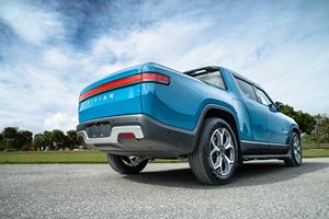Meilleur budget 2024 Rivian R1T Adventure Edition, autonomie de 410 milles, performance à double moteur AWD, pack de batterie maximal - Product Image 4