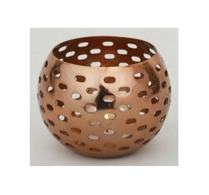 Bougeoir votif en métal fait à la main de haute qualité avec un design contemporain et des finitions uniques, parfait pour une décoration intérieure élégante - Product Image 6