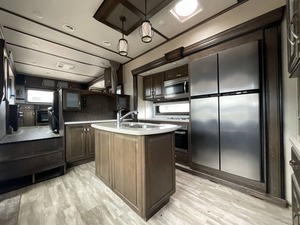 VENDEDOR VERIFICADO DE PRODUCTOS USADOS Remolque Usado Grand Design Solitude 375RES 2020, Listo para la Venta - Product Image 4