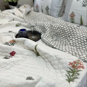 Rajasthani tradicional algodón relleno elegante Echoes mano bloque estampado Reversible cosido 90 X108 "tamaño edredones de cama de lujo - Product Image 1