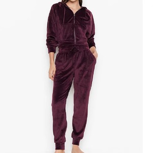 Conjunto Deportivo de 2 Piezas para Mujer, de Terciopelo, Personalizado, para Invierno, con Sudadera Corta con Cremallera y Pantalones Deportivos Ajustados, Transpirable, de Alta Calidad - Product Image 3