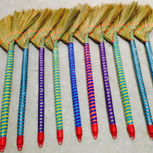 Escoba de limpieza de paja pequeña de alta calidad con hierba suave Escobas de barrido de suelo portátiles de Vietnam Fabricante Mango de plástico - Product Image 3