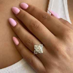 Anillo de Compromiso y Aniversario Clásico de Oro de 10K/14K/18K con Tres Piedras de Moissanita Creada en Laboratorio con Corte Marquesa y Certificado GIA - Product Image 6