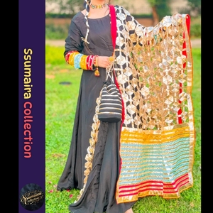 Noir Sik Pishwas/Frock Luxueux Multicolore Fabriqué À La Main Manches Coréen Soie Doré Gota Chadar Inspiré 'ICONIC Desi - Product Image 2