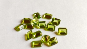 หินเพอริดอททรงแปดเหลี่ยม10X14มม. หินสีเขียวมรกตห้องทดลองผลิตจากอินเดีย - Product Image 3