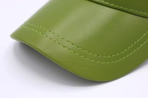 Vente en gros Casquette de baseball en cuir unisexe de luxe à 6 panneaux, couleurs unies avec logo personnalisé, couvre-chef à boucle en métal, caractéristique commune du tissu - Product Image 4
