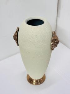 แจกันดอกไม้พื้นผิวที่มีการเน้นสิงโตทองบนฐานโลหะชิ้นส่วนตกแต่งที่เหมาะสำหรับห้องนั่งเล่นและห้องนอนในราคาที่เหมาะสม - Product Image 4